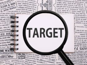 メモ帳に「TARGET」の文字。黒い縁取りのルーペが「TARGET」の文字を拡大している。」